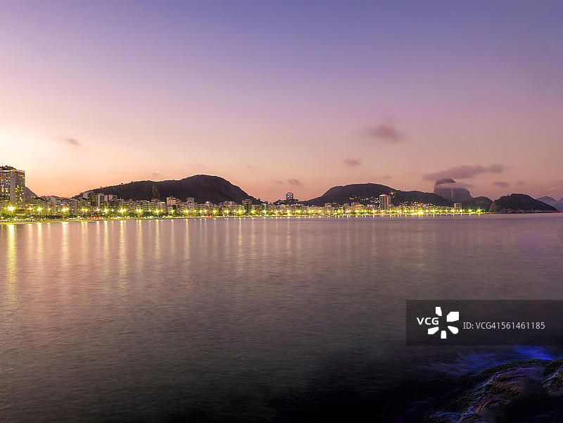 科帕卡巴纳海滩与面包山黄昏景色图片素材