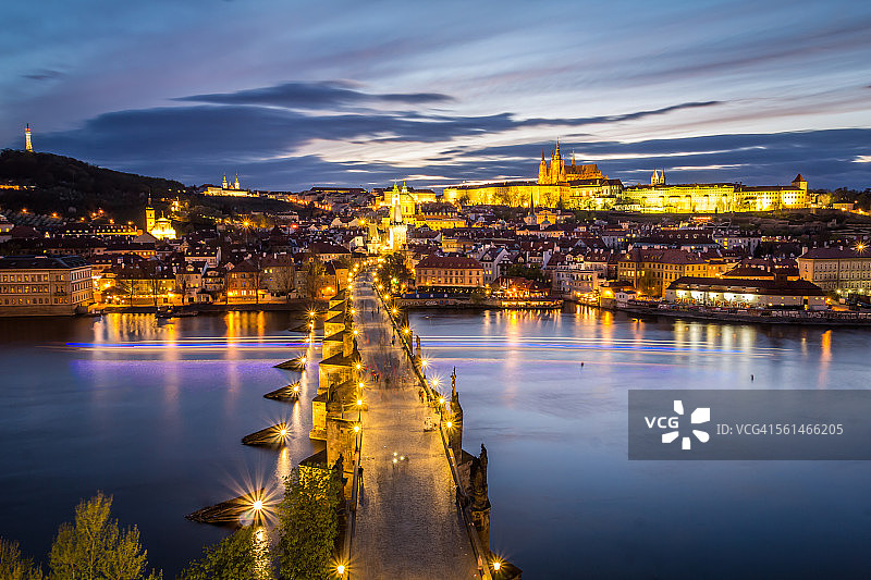 布拉格查理大桥的暮色图片素材