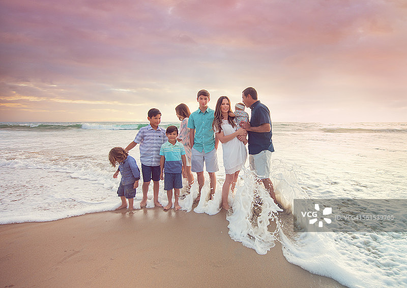 与家人共度海滩时光图片素材