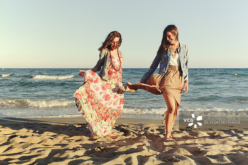 在海滩上的两个时尚女人图片素材