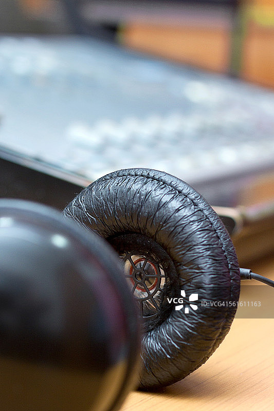 耳机和调音台特写图片素材