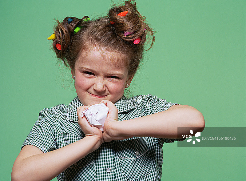 拿着揉皱纸球的女孩图片素材