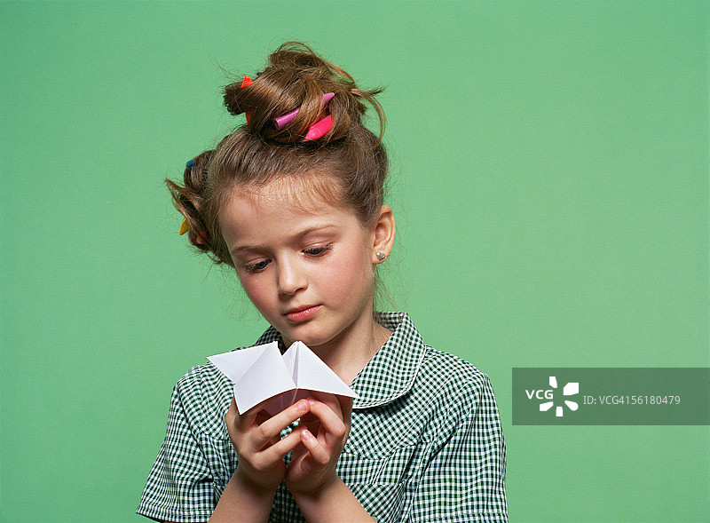 女孩玩纸牌游戏图片素材
