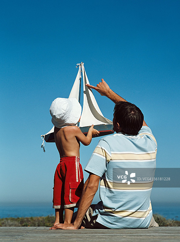 玩玩具船的父子图片素材