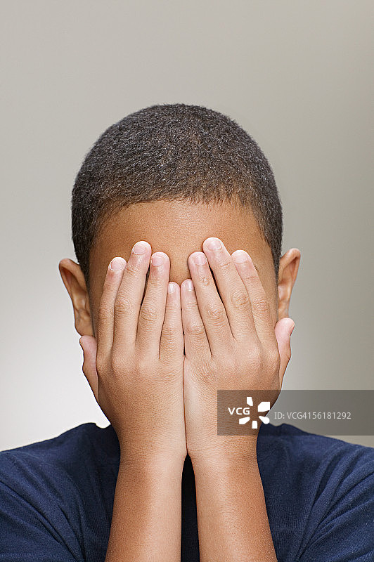 男孩捂着脸图片素材