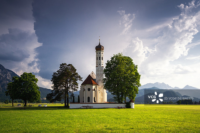 雷雨前的圣科洛曼教堂图片素材