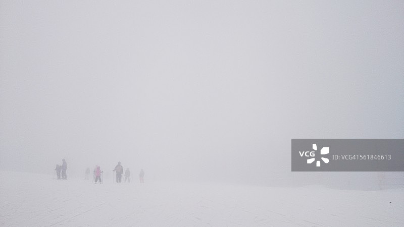 雾中滑雪图片素材