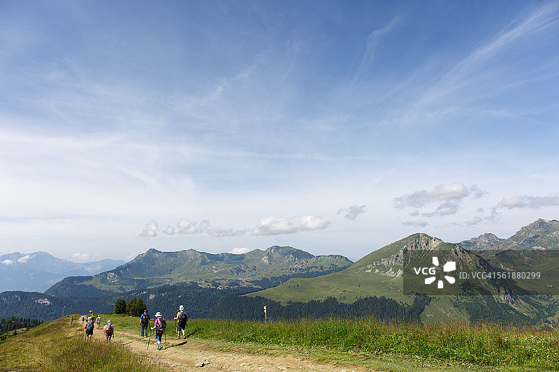 在法国莱热附近的阿尔卑斯山徒步旅行者图片素材