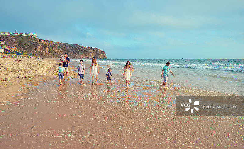 一家人在海滩上散步图片素材