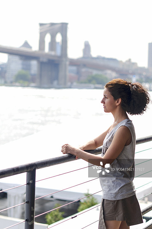 女人从17号码头眺望布鲁克林大桥图片素材