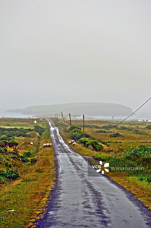 爱尔兰梅奥郡阿基尔岛基尔的雨雾天气图片素材
