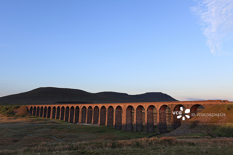 约克郡山谷Ribblehead高架桥上的黎明之光图片素材