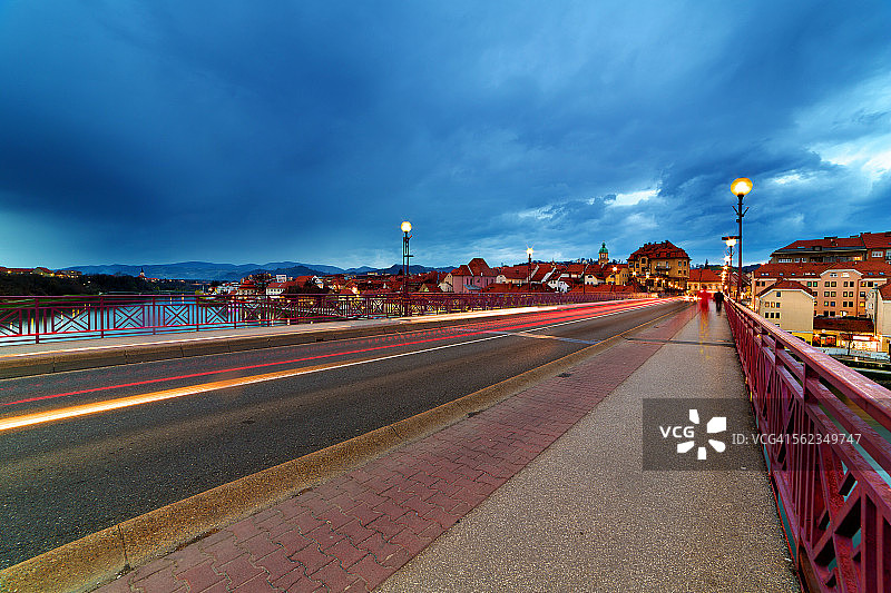 斯洛文尼亚马里博尔桥的黄昏光轨图片素材