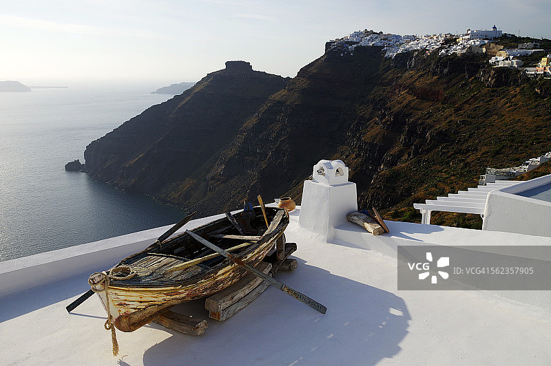 在屋顶上的一艘船图片素材