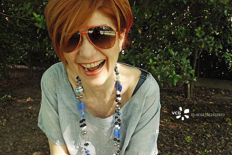 戴太阳镜的年长女性图片素材