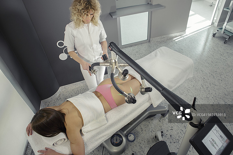 女性接受柔肤激光治疗图片素材