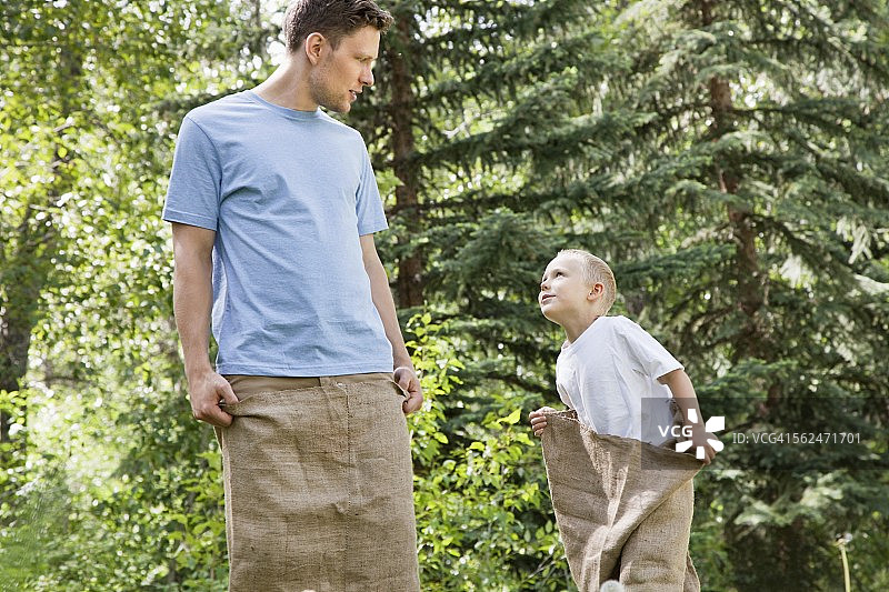 父子进行麻袋赛跑图片素材