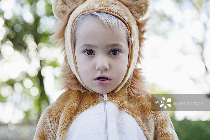 穿着熊服装的可爱男孩(3-4岁)的肖像图片素材