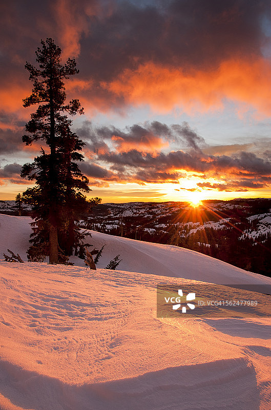 内华达山脉山脊的冬日落日图片素材