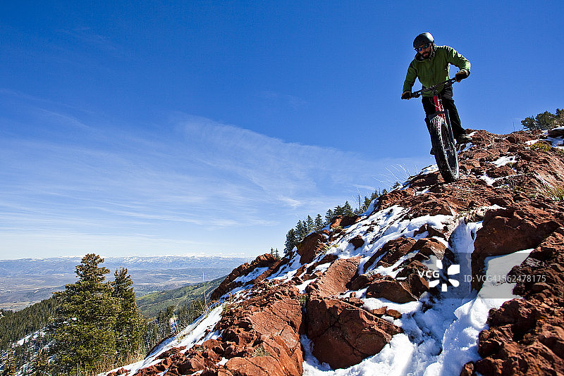 在瓦萨奇山脉进行山地自行车运动图片素材