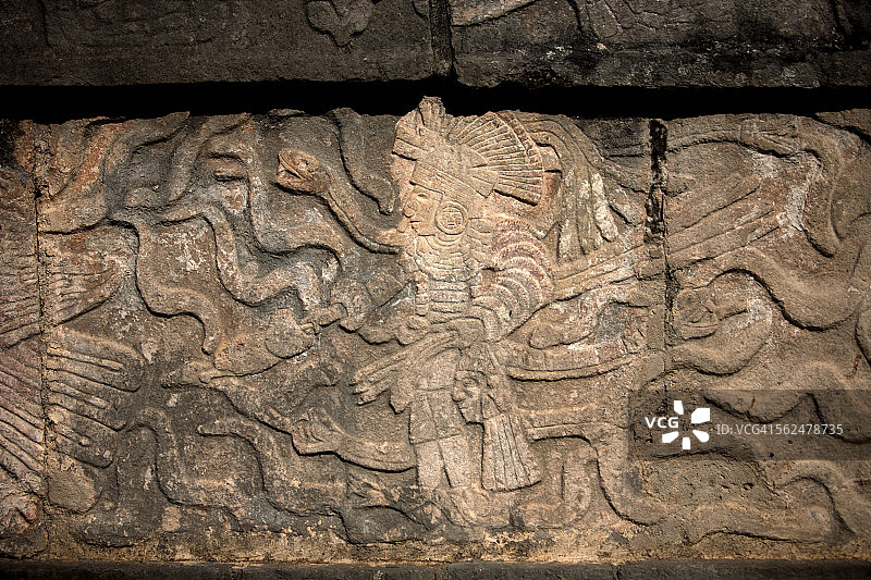 墨西哥奇琴伊察玛雅城托尔特克武士雕像，右臂缠蛇，左手持人头图片素材