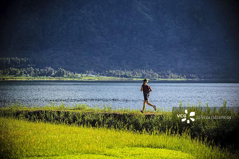在印度尼西亚巴厘岛布拉坦湖附近跑步的男人图片素材