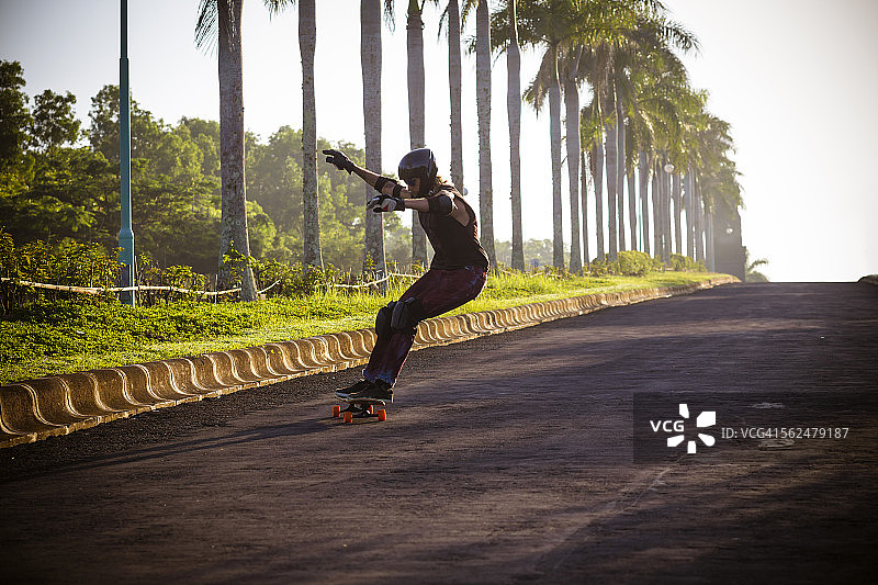 在印度尼西亚巴厘岛玩长板滑板的男人图片素材