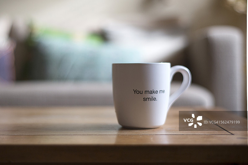 在家和狗玩的女人图片素材