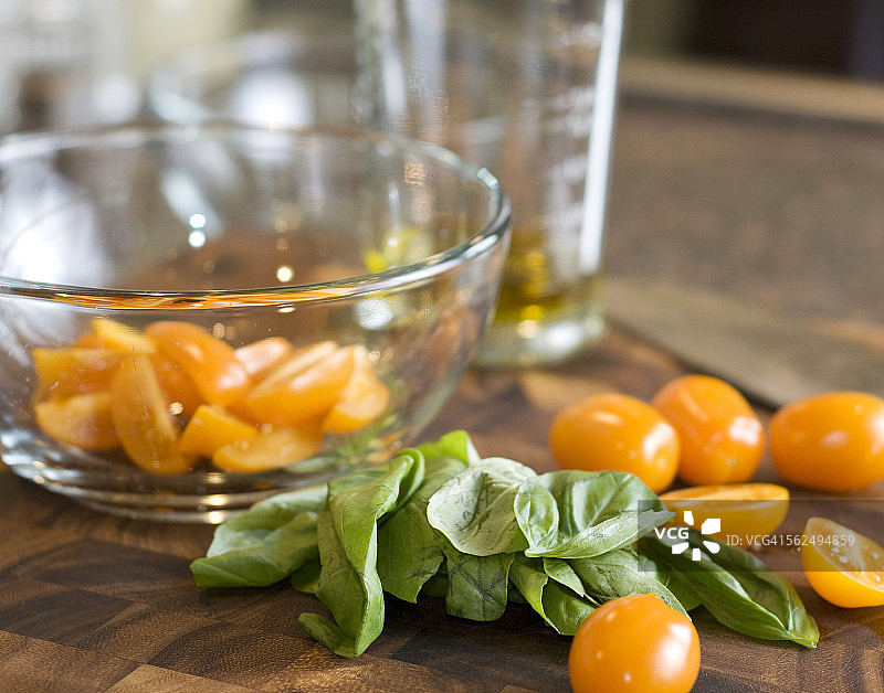 黄色圣女果和新鲜罗勒叶图片素材