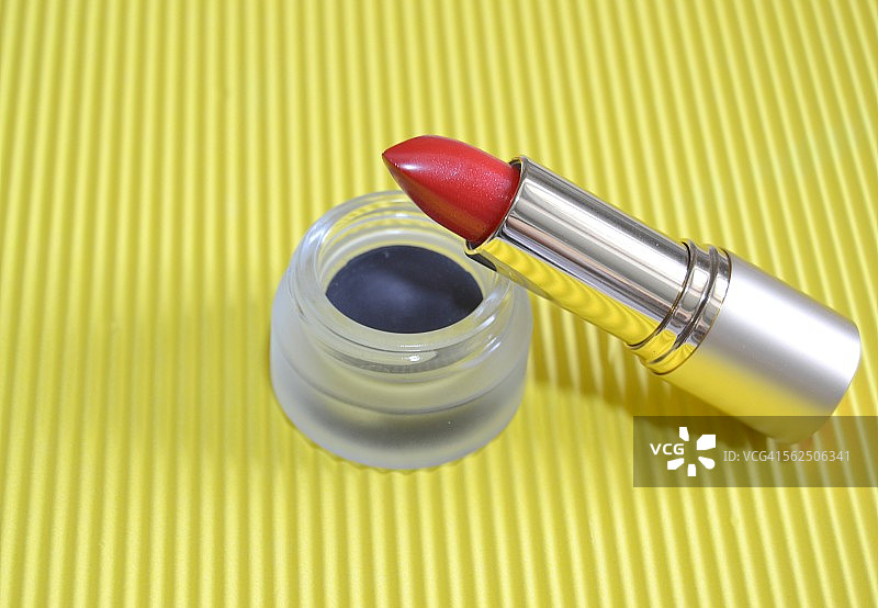 红色唇膏和黑色眼影图片素材