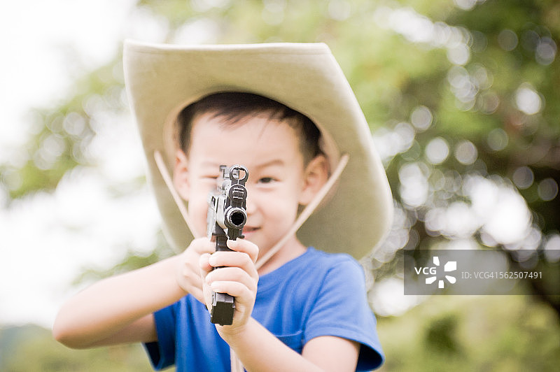 男孩在玩玩具枪图片素材