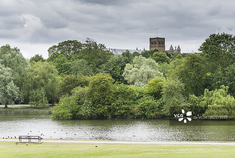 从维鲁拉米恩公园看圣奥尔本斯大教堂图片素材