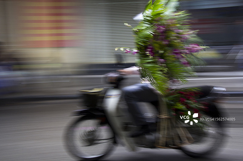年轻男子在河内街头开车图片素材