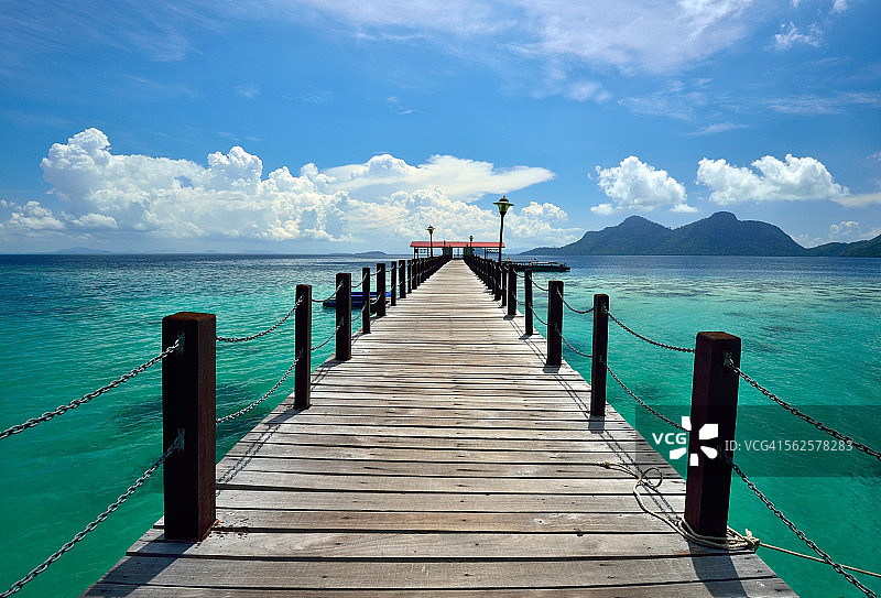 绿松石色热带海上的木制码头图片素材