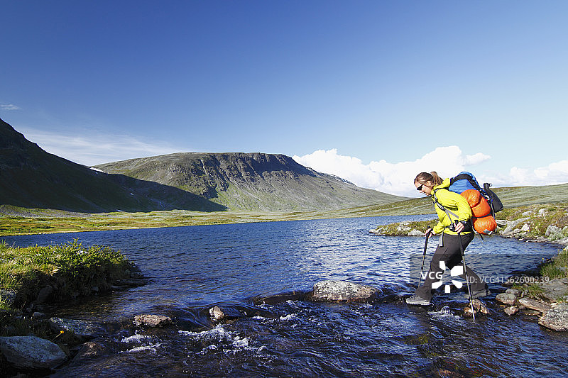 过河的女人图片素材