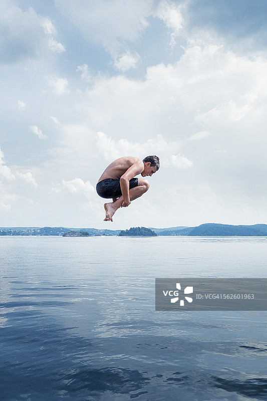 跳入海中的男人图片素材