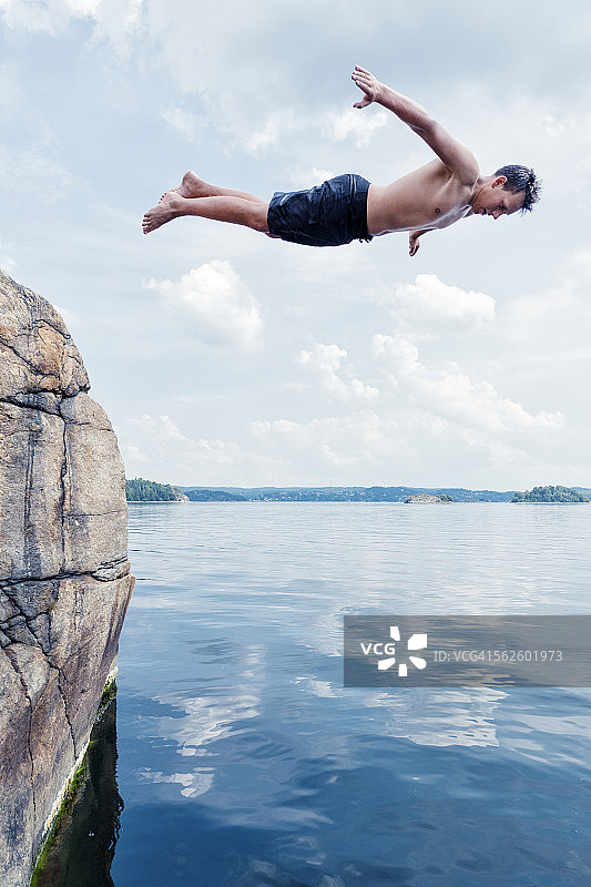 跳入海中的男人图片素材