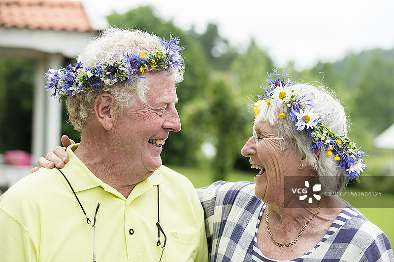 老年夫妇戴着花环的肖像图片素材