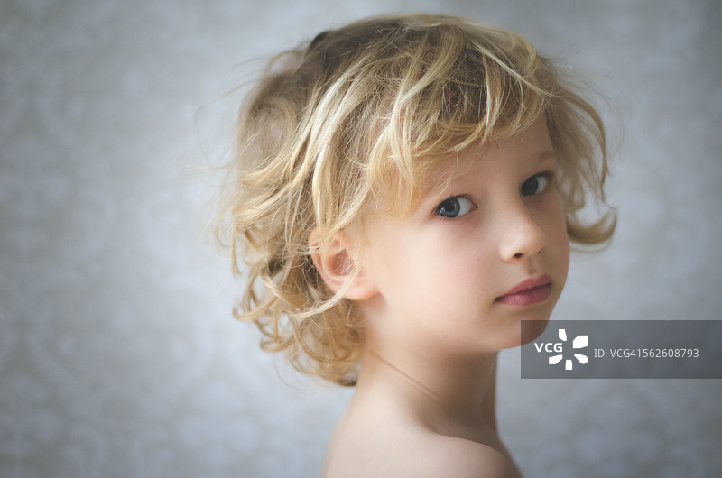 一个男孩的肖像图片素材