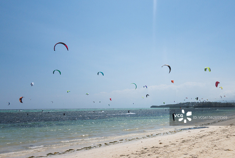 菲律宾长滩岛布拉波海滩的风筝冲浪者图片素材