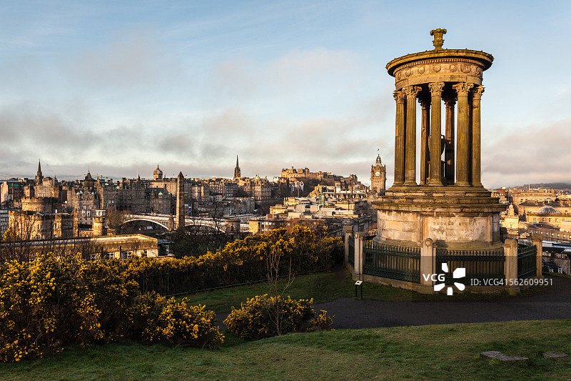 卡尔顿山，杜格尔德·斯图尔特纪念碑和英国苏格兰爱丁堡老城图片素材