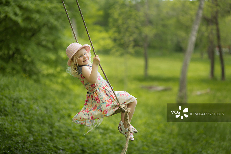 在花园秋千上的女孩图片素材