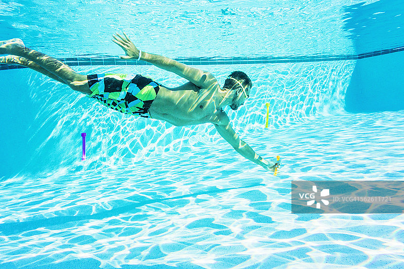 美国佛罗里达州朱庇特游泳池中的年轻男子侧面图片素材