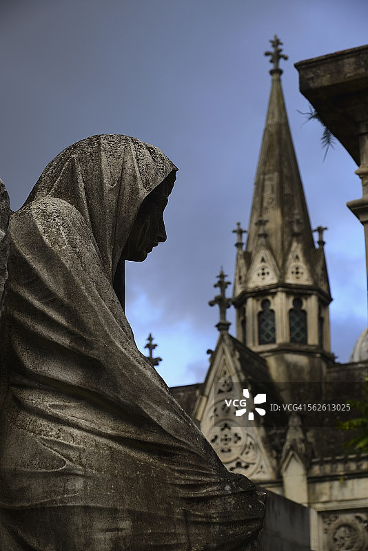 阿根廷布宜诺斯艾利斯雷科莱塔公墓的雕塑和教堂塔楼特写图片素材