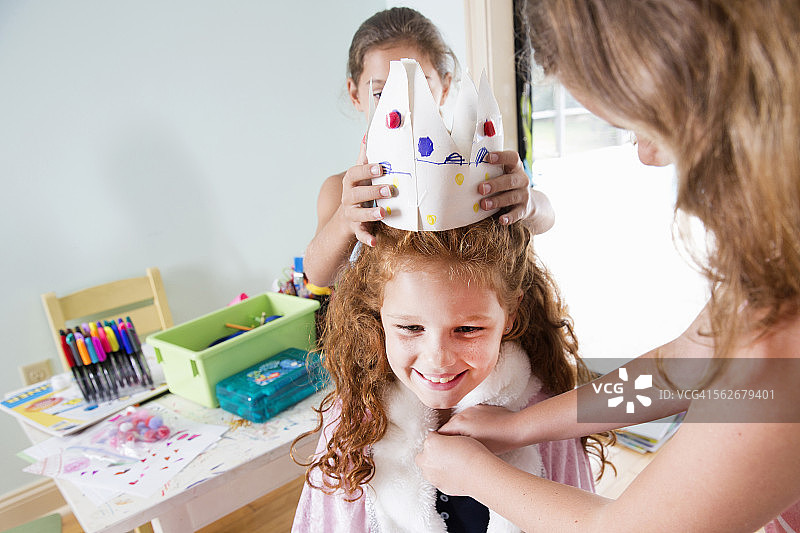 打扮成国王的女孩图片素材