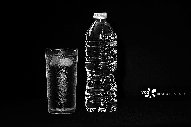 冰镇饮用自来水和瓶装水图片素材