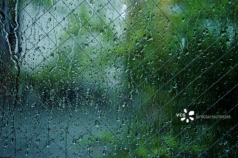小雨打在窗口图片素材