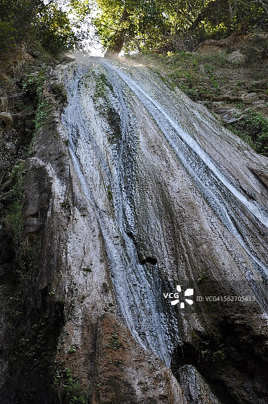 仰视瀑布图片素材
