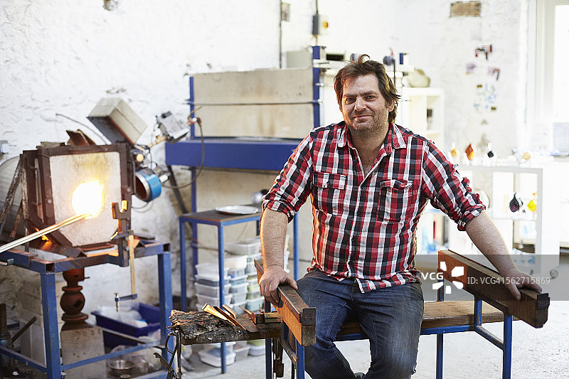 工作室里的玻璃工匠图片素材