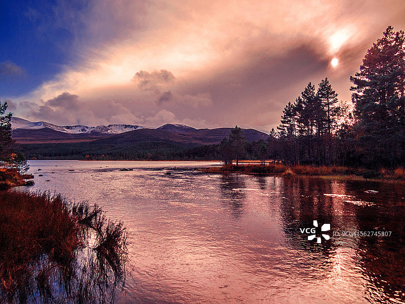 日落时分宁静的洛赫莫利希湖图片素材